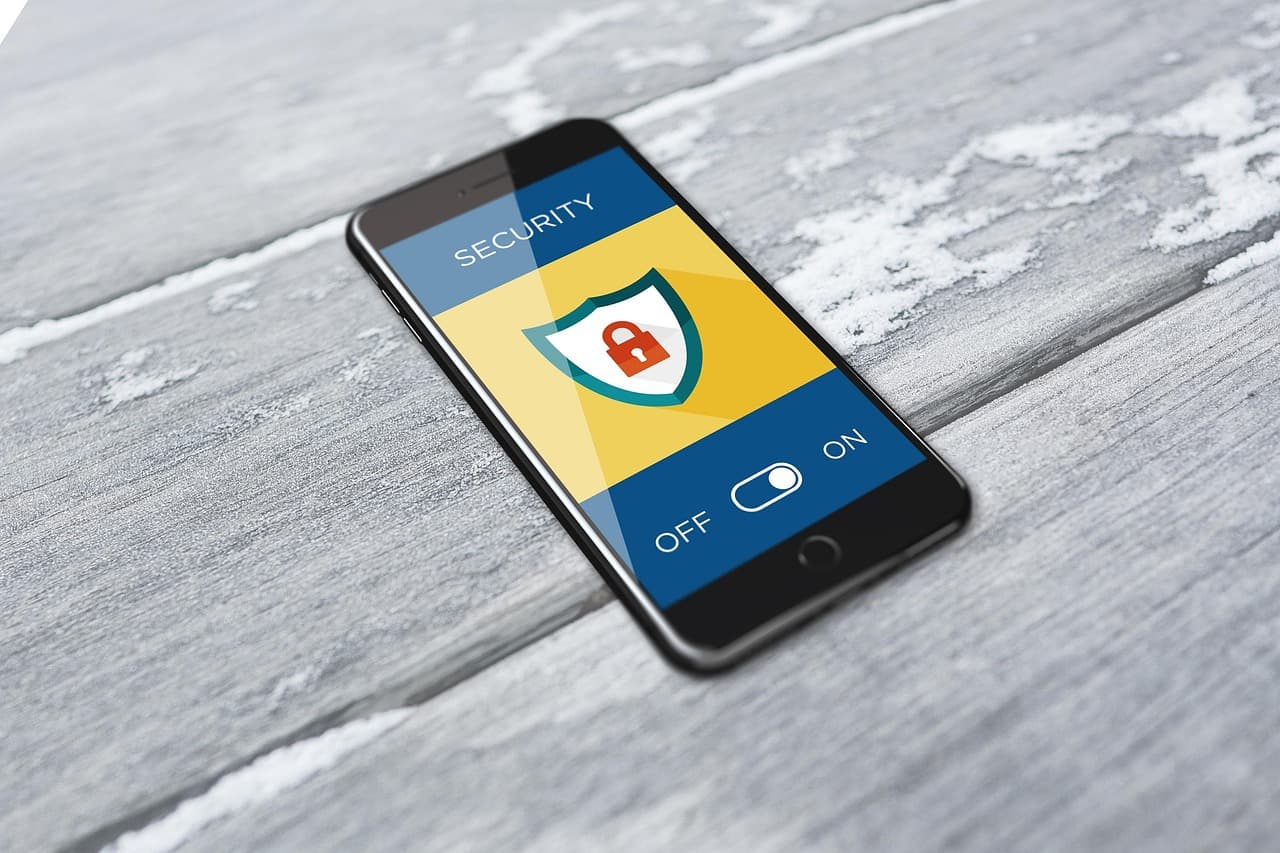 Ein Smartphone zeigt einen Sicherheitsbildschirm mit einem Schild-und-Schloss-Symbol und einem Ein-/Aus-Schalter
