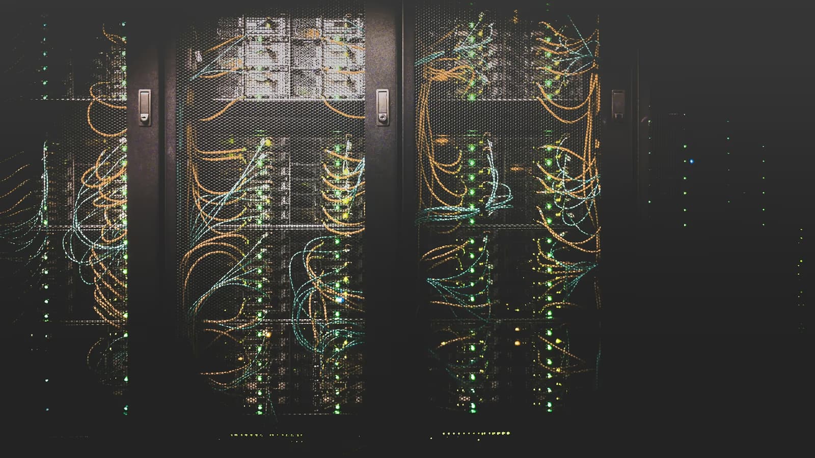 Câbles réseau colorés dans un datacenter — métaphore des flux de métadonnées non chiffrées circulant entre client et serveur cloud.