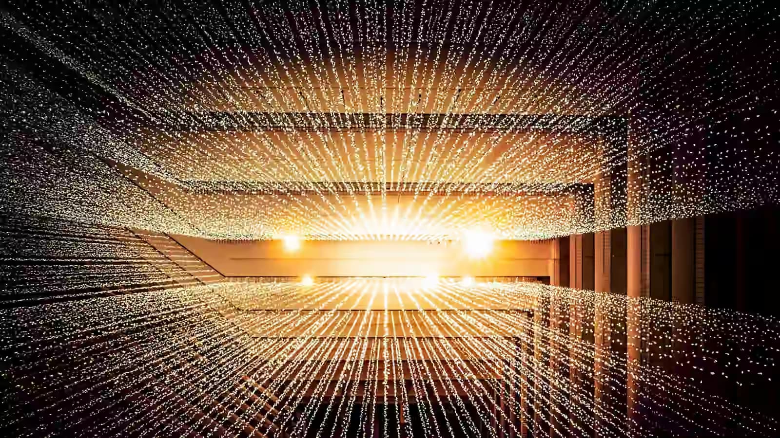 Disco duro externo y memoria USB en un escritorio — alternativas a la nube pública en una reflexión sobre privacidad.