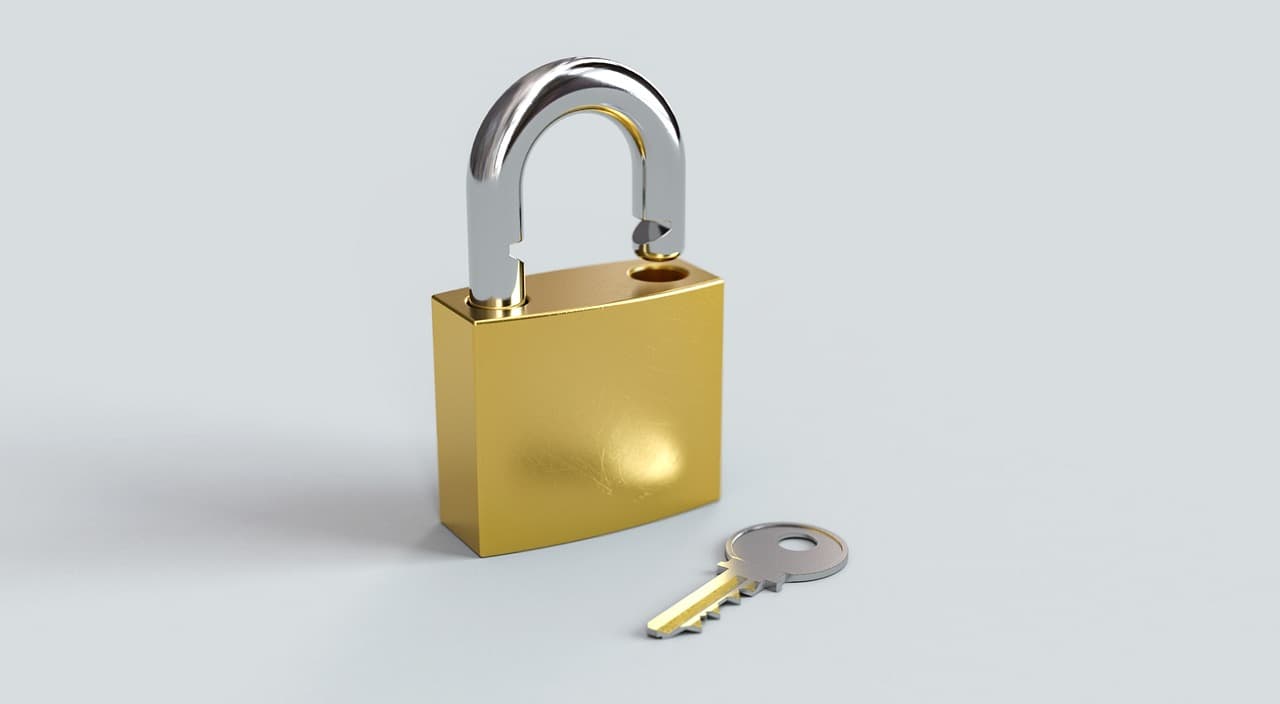 Un cadenas doré posé à côté de sa clé sur fond uni — avec le stockage pCloud standard, le fournisseur détient la clé ; l'option Crypto remet la clé à vous seul.
