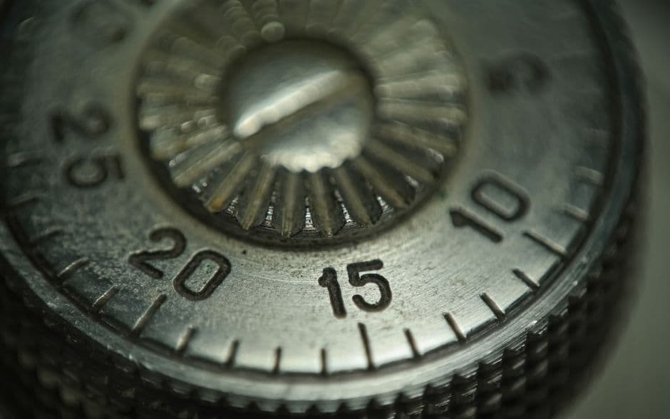 Makroaufnahme eines metallenen Zahlenschloss-Rings mit den Zahlen 10, 15, 20 und 25