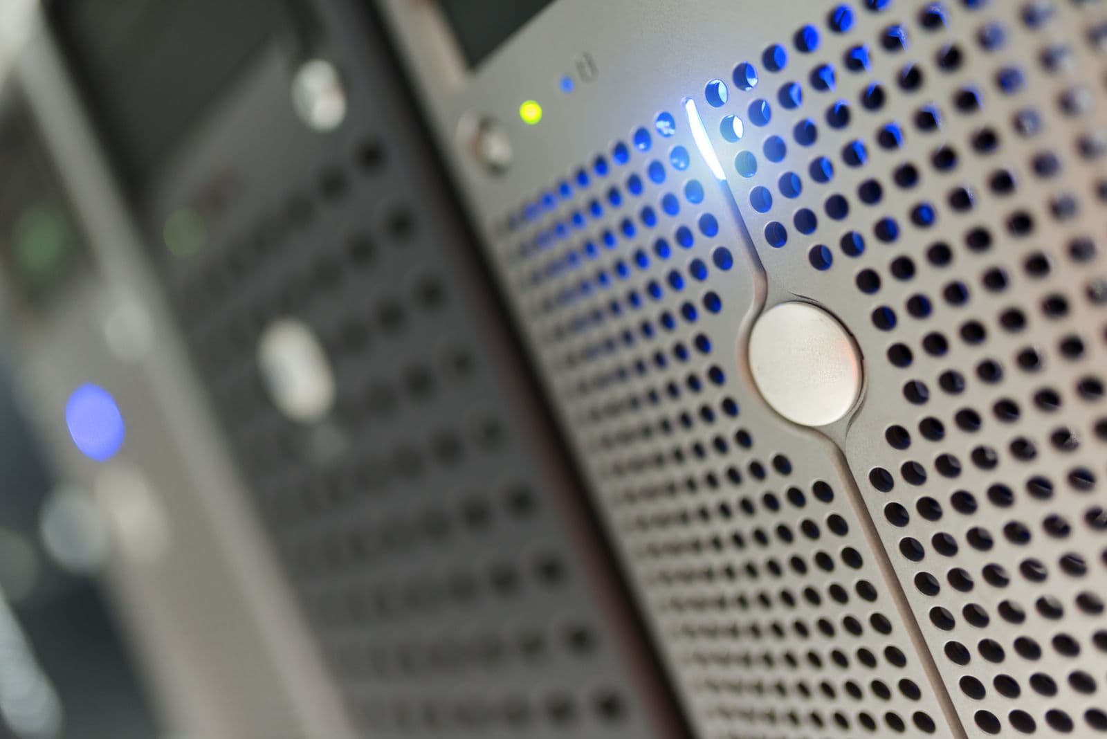 Ein modernes Server-Rack mit blauen LED-Anzeigen in einem Rechenzentrum