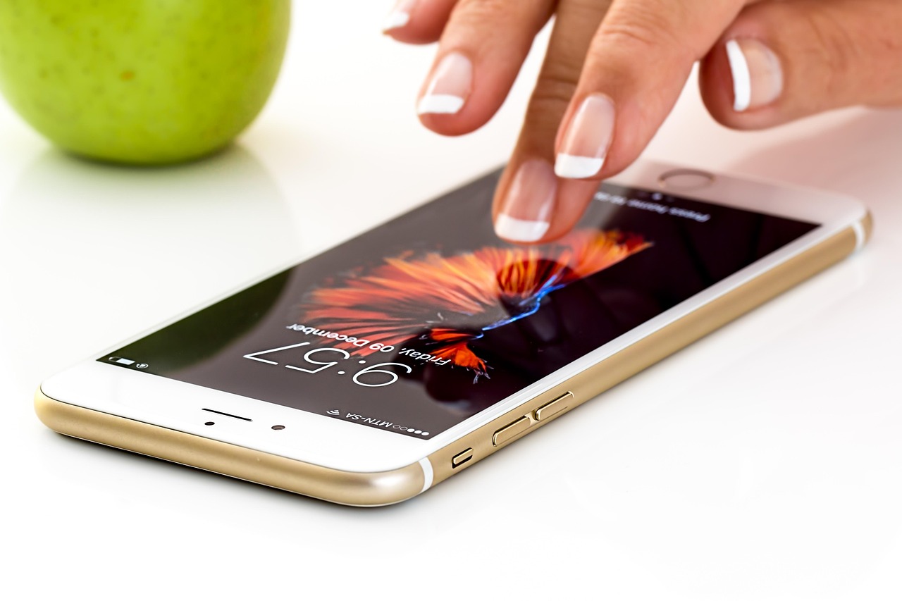 Eine Hand hält ein Smartphone mit geöffneten Apps